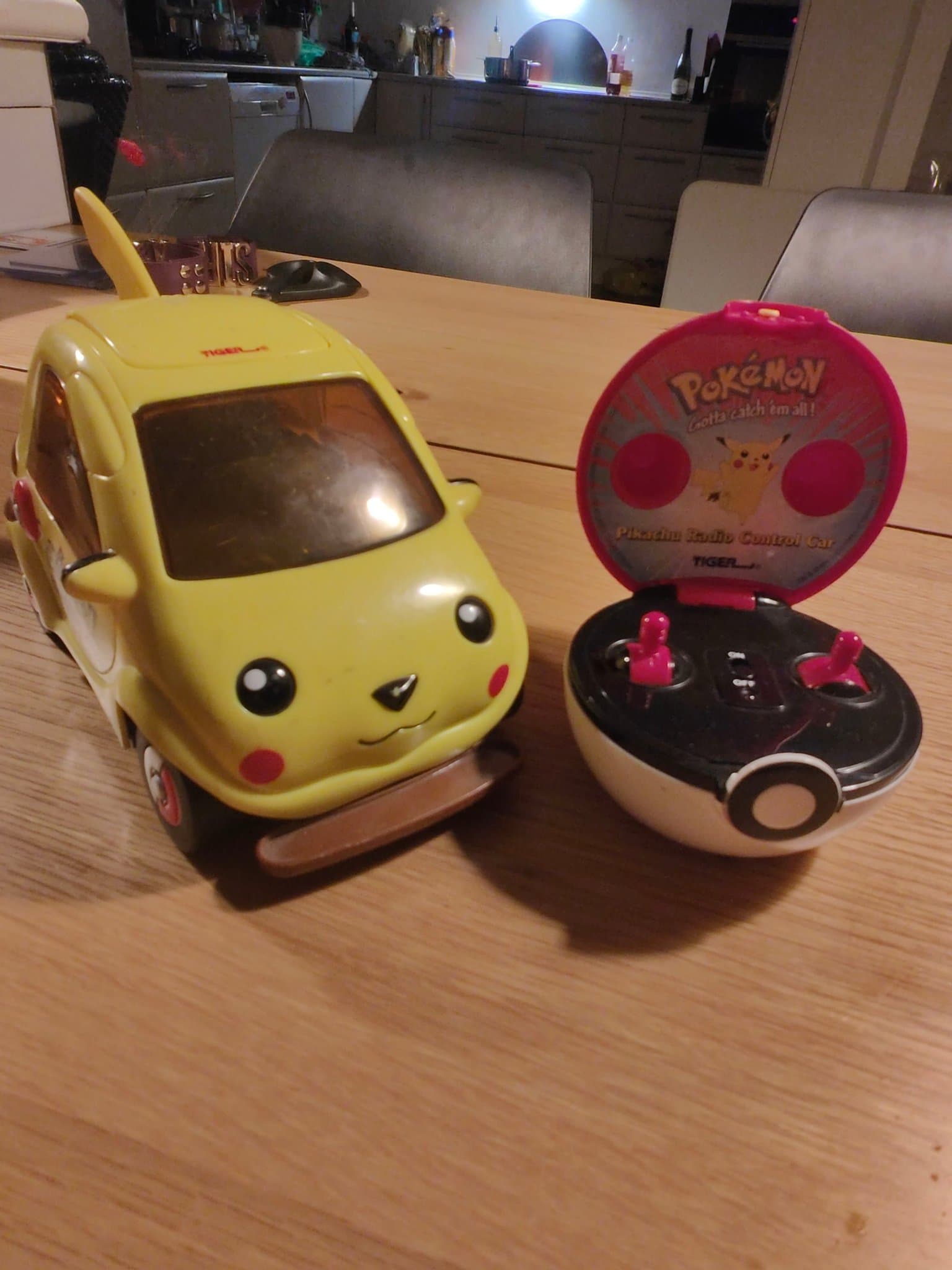 Pikachu radiostyrd bil med fjärrkontroll