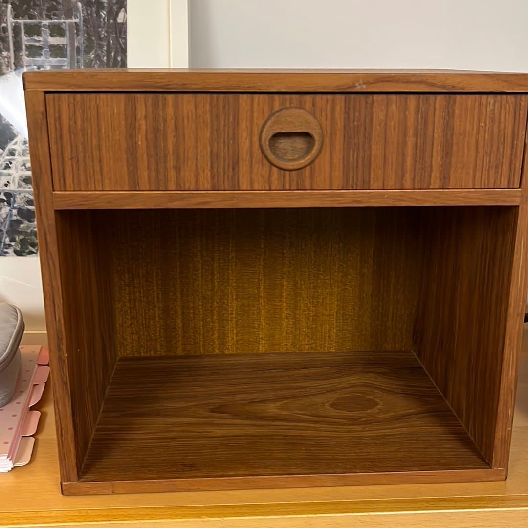 Vägghylla eller sängbord i mahogny med låda