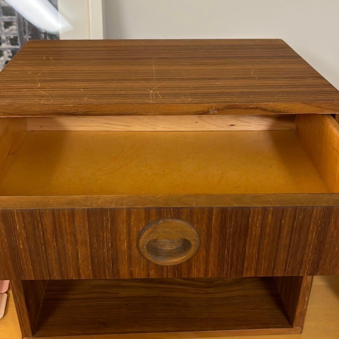 Vägghylla eller sängbord i mahogny med låda