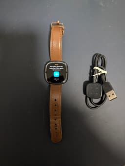 Fitbit sense 2 Smartwatch med brunt läderarmband och laddare