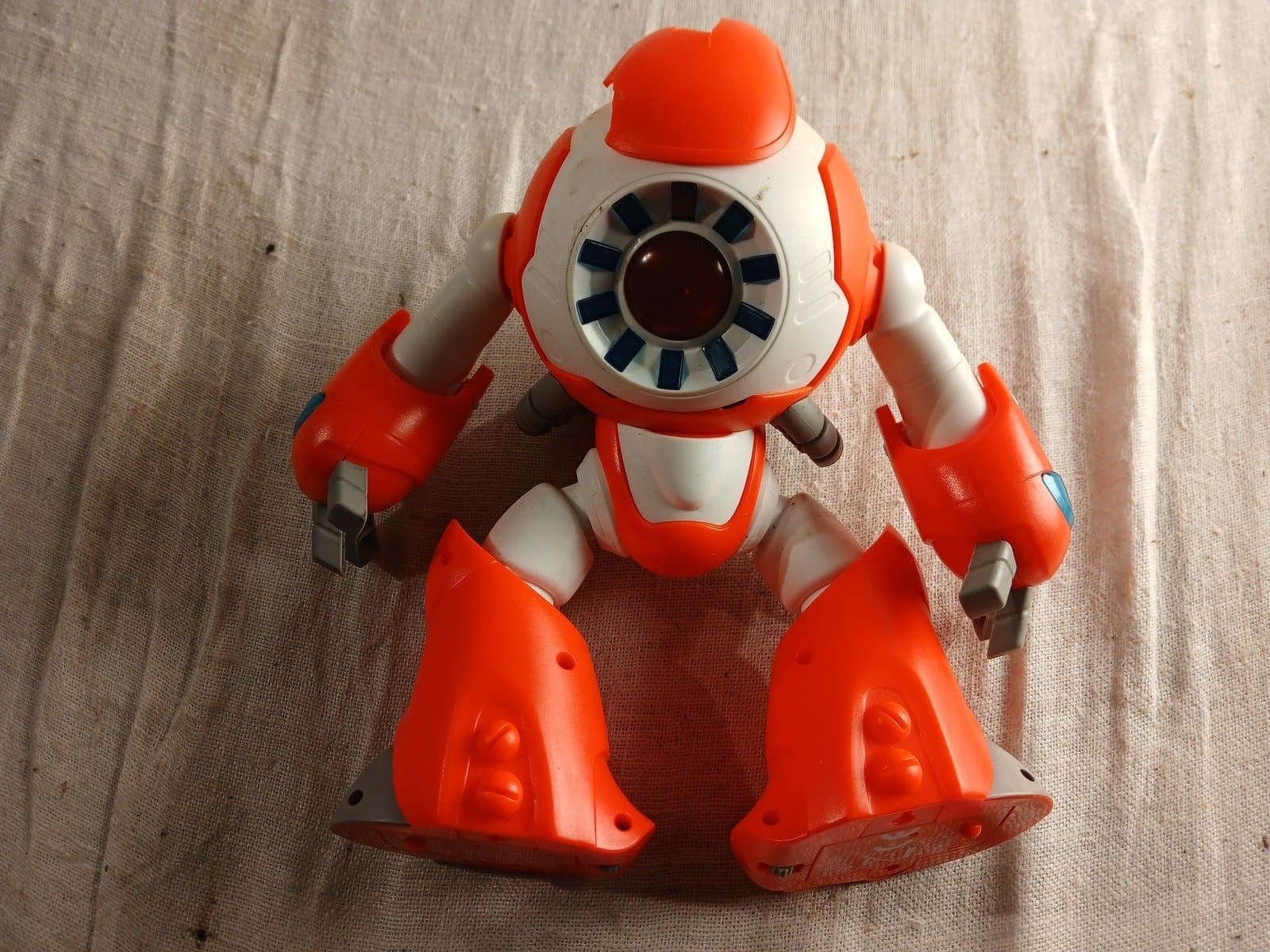 I-JOUE interaktiv leketøy-robot med lys – bevegelige ledd