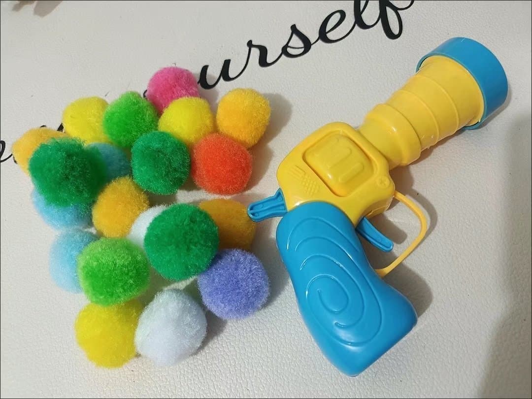 Leksakspistol för katter med pompombollar