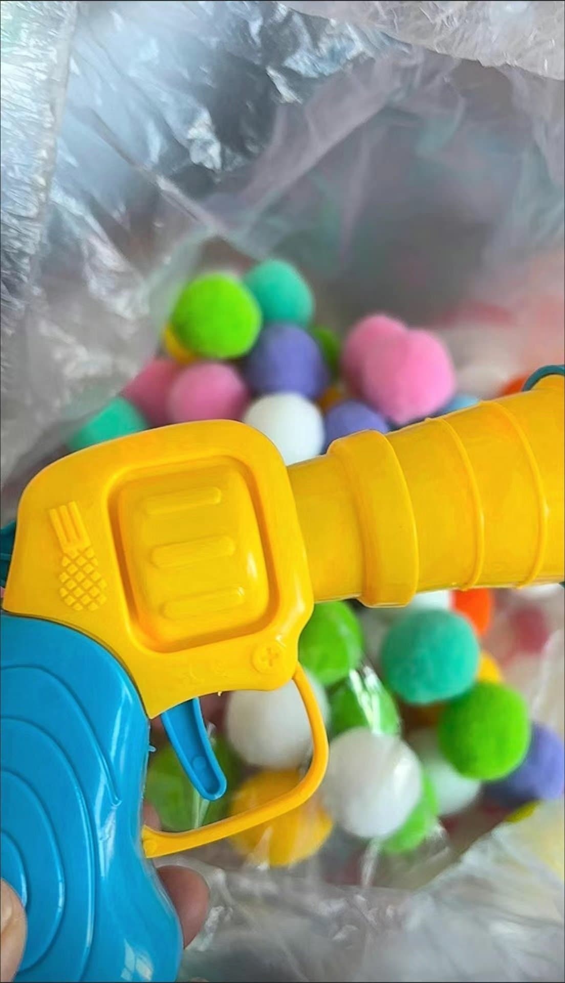 Leksakspistol för katter med pompombollar