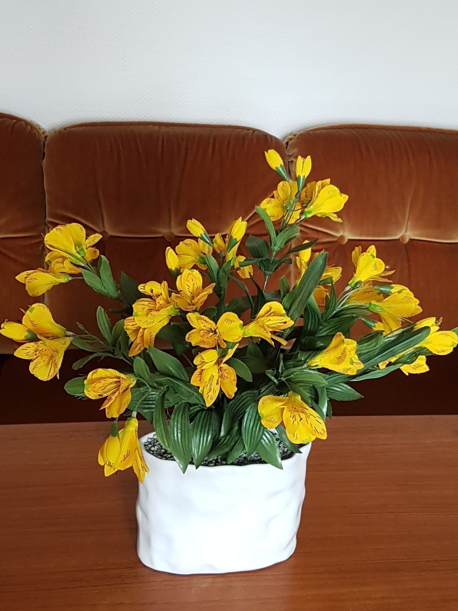 Lättplacerad växt i kruka med naturtroget utseende