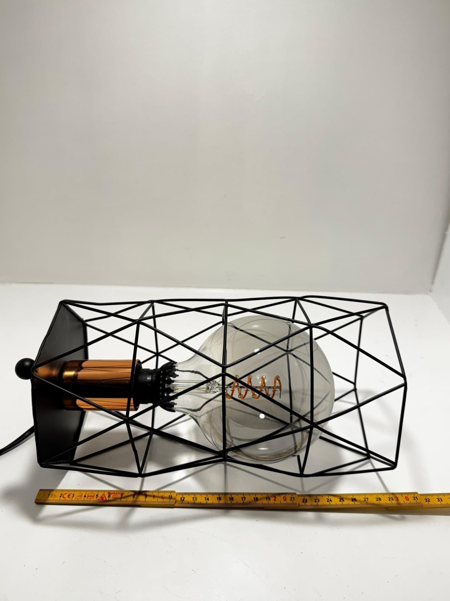 Industristil bordslampa – geometrisk metall, Edison glödlampa