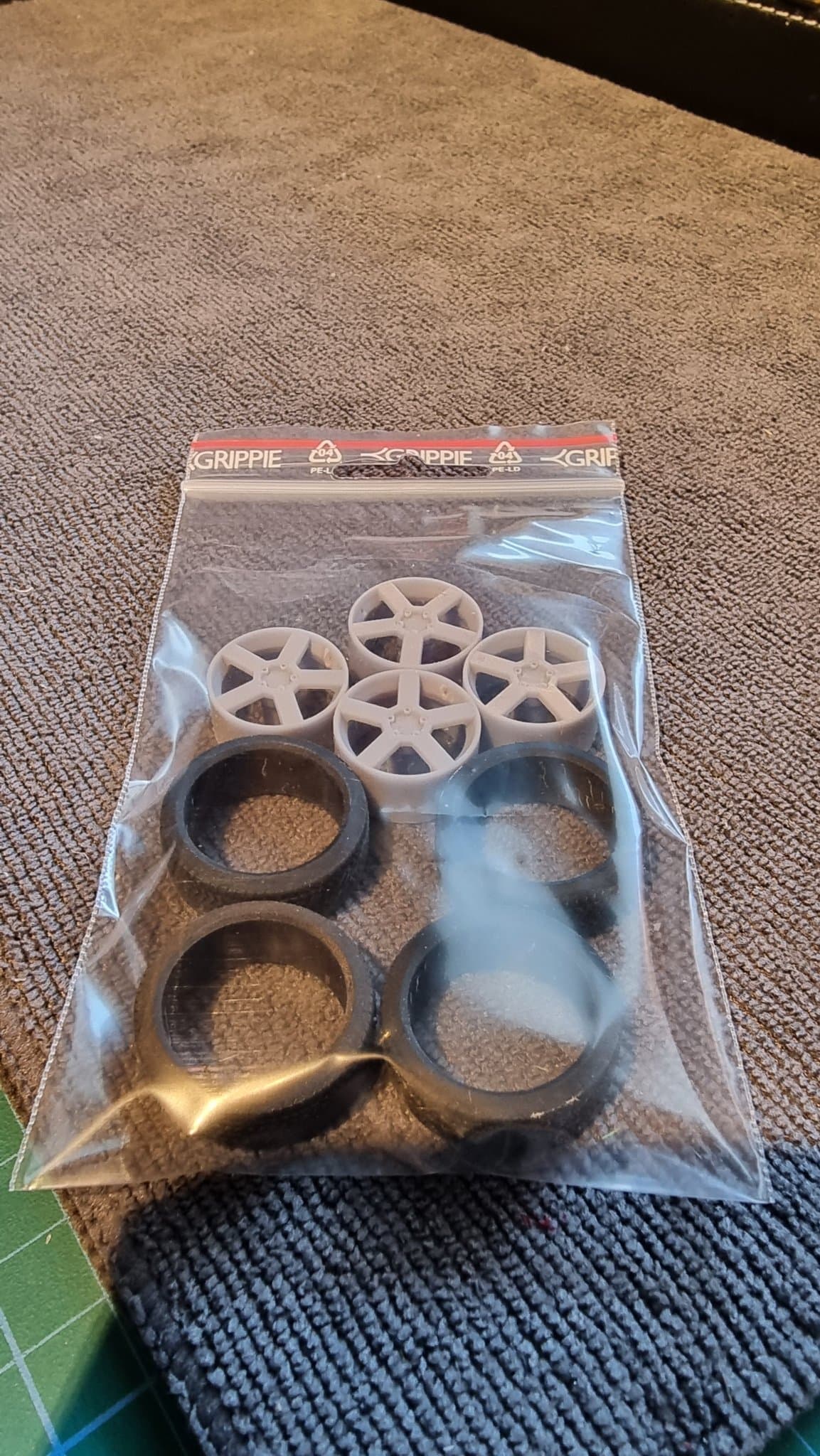 Volvo T5-R 18" Fälgar + Däck till Welly 1/24 Volvo 244