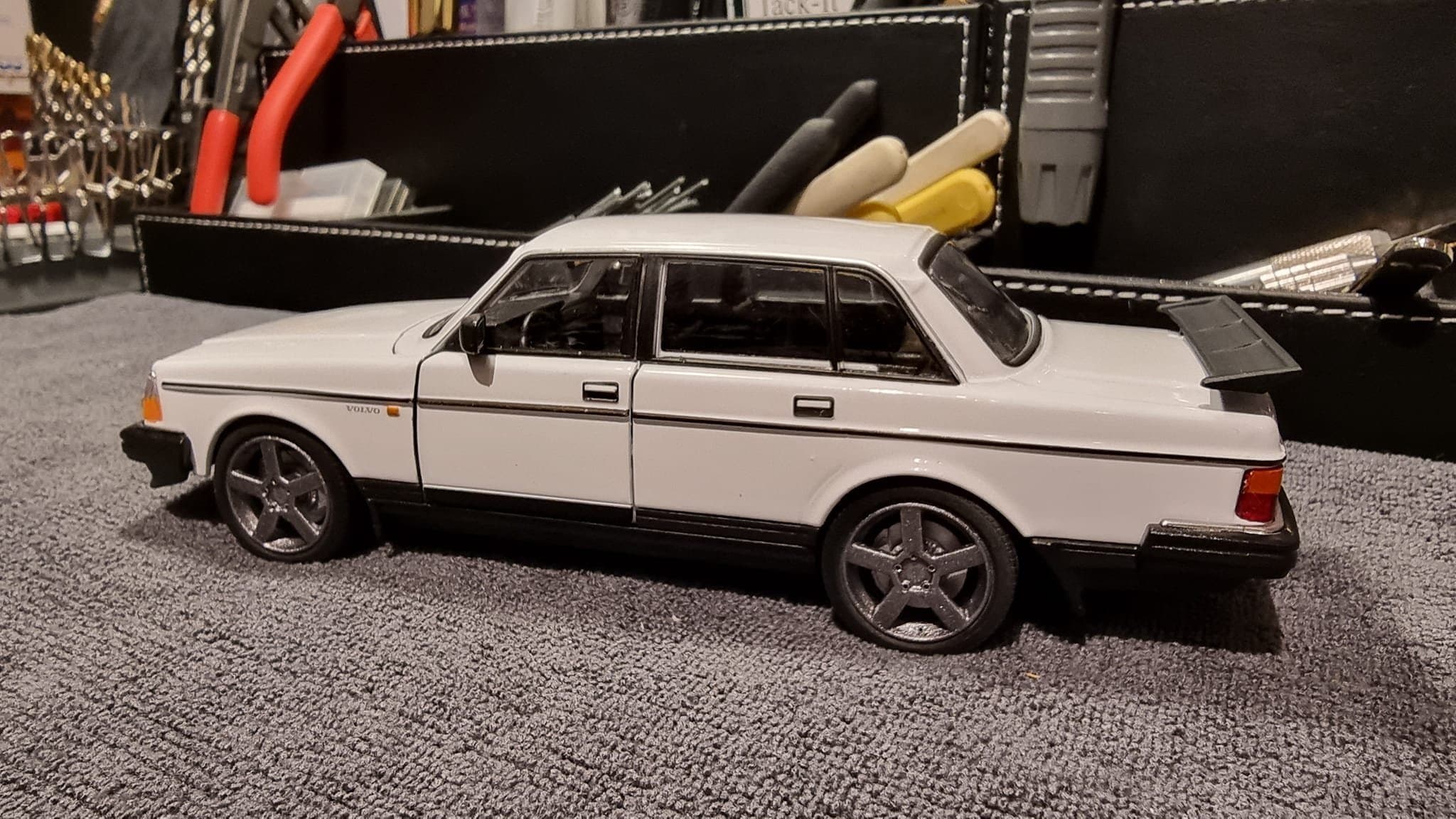 Volvo T5-R 18" Fälgar + Däck till Welly 1/24 Volvo 244