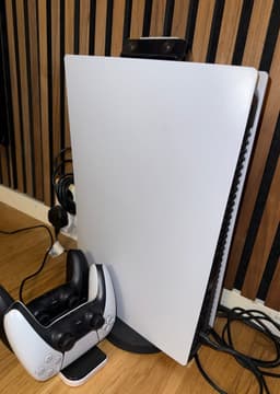 PS5 Slim Digital (1TB) – 3 kontroller + Sony HD-kamera + laddstation