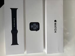 Apple Watch SE (2:a generationen) GPS, 44 mm Stjärnljusfodral med midnattsfärgat armband