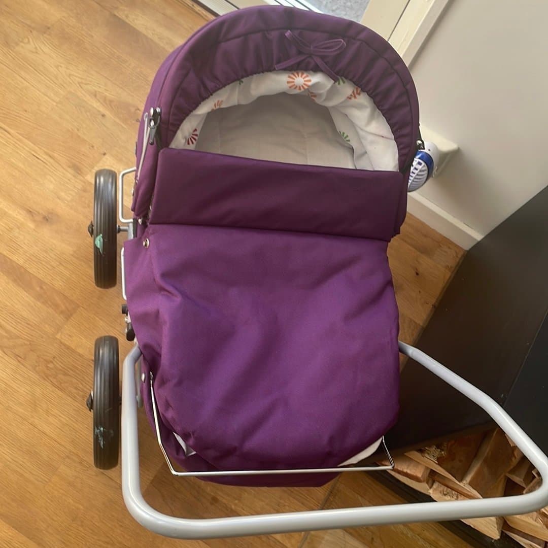 Lila Dockvagn från Brio