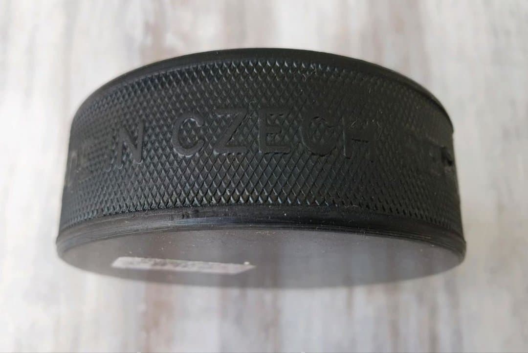 Ishockeypuck signerad Wladislaw Tretjak, lag USSR 1972, tillverkad i Tjeckien