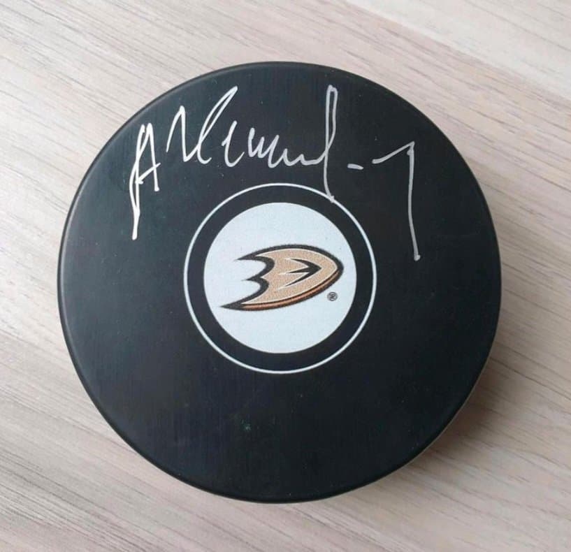 Ishockeypuck signerad Alexej Kasatonov Anaheim Ducks, tillverkad i Slovakien