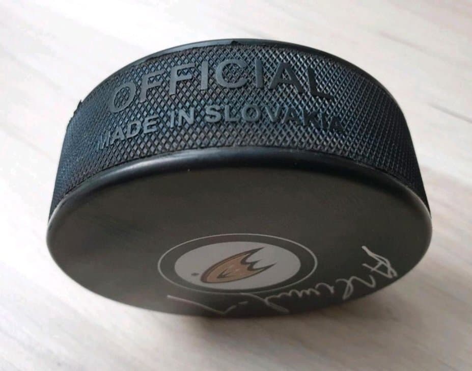 Ishockeypuck signerad Alexej Kasatonov Anaheim Ducks, tillverkad i Slovakien