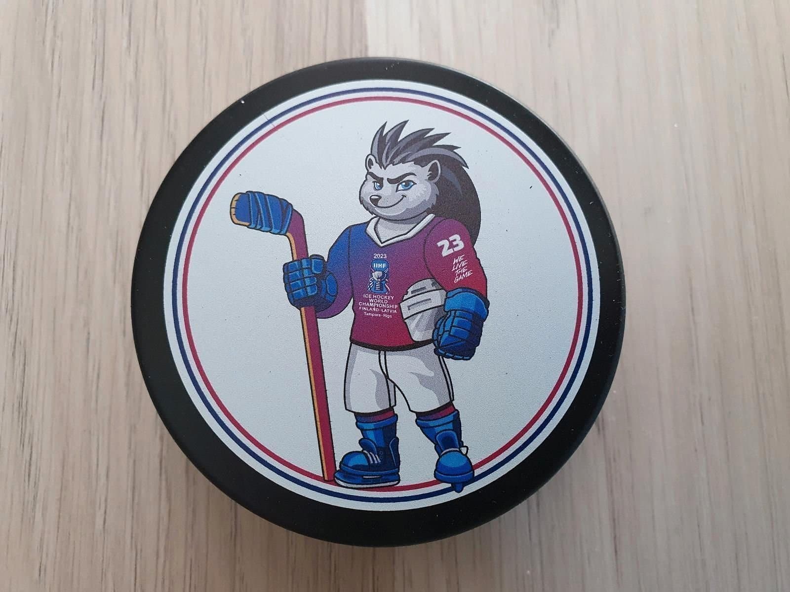 Ishockeypuck-VM 2023 med maskot, tillverkad i Tjeckien, Rubena.