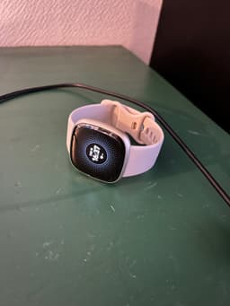 Fitbit Versa 4 Smartwatch med Ljusrosa Silikonarmband