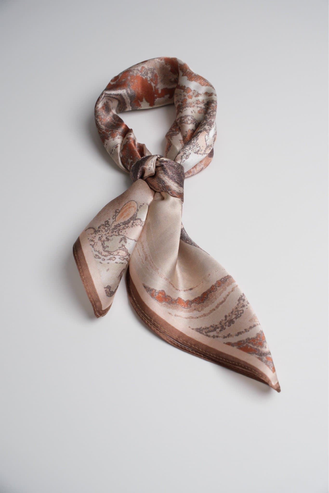 100% sidenhalsduk i beige brun mönster