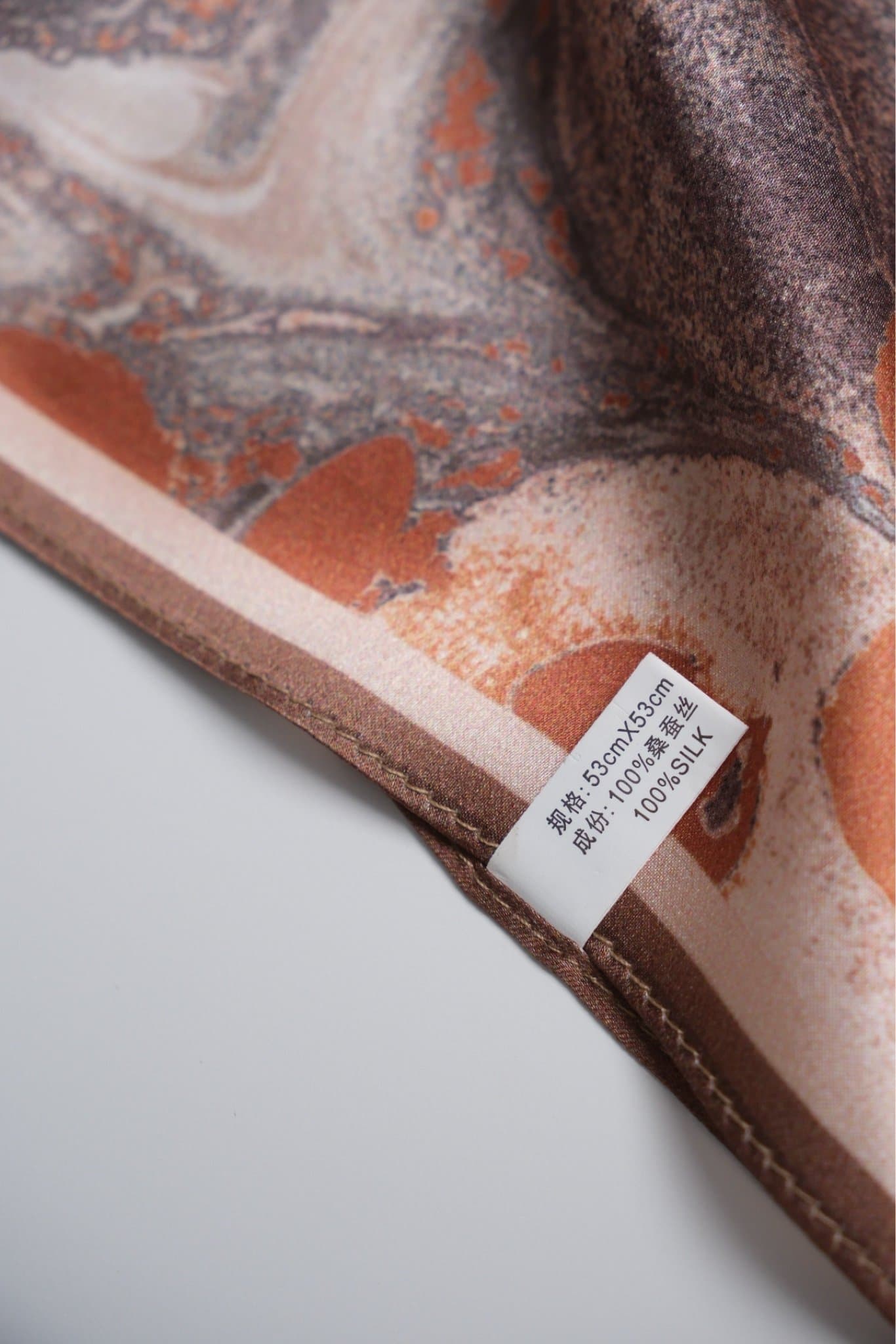 100% sidenhalsduk i beige brun mönster