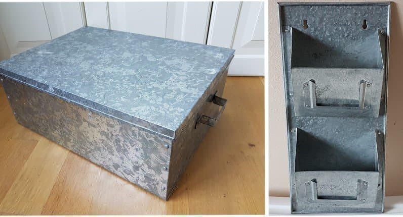 Vacker vägghängt hylla med två förvaringslådor och en förvaringslåda i zink