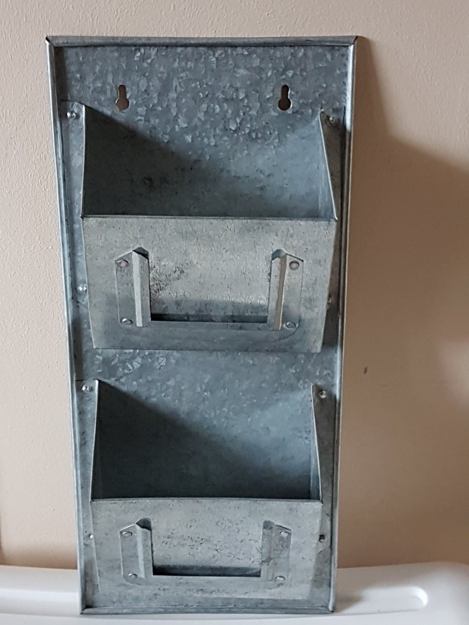 Vacker vägghängt hylla med två förvaringslådor och en förvaringslåda i zink