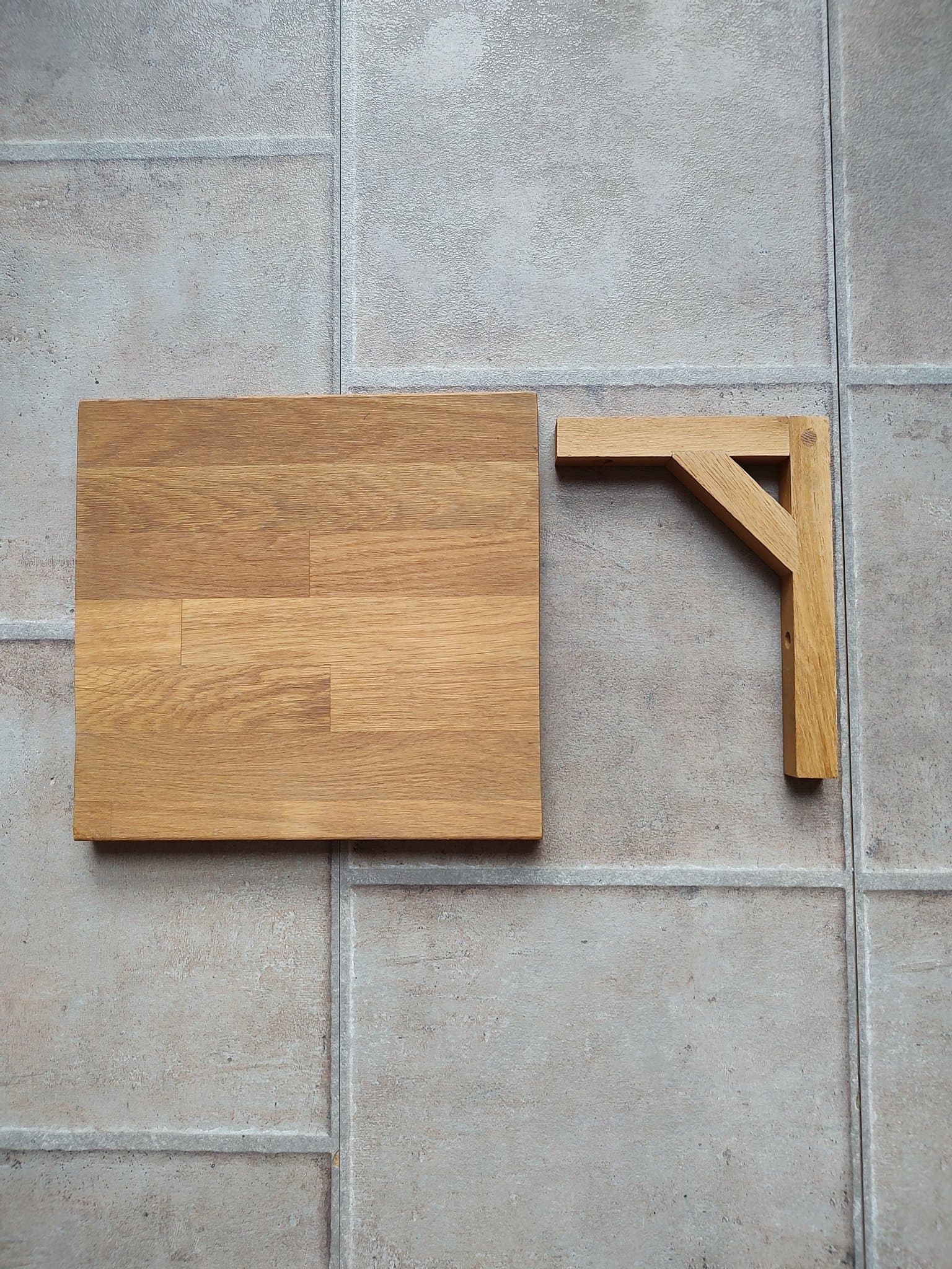 Hyllplan i trä ek med konsol