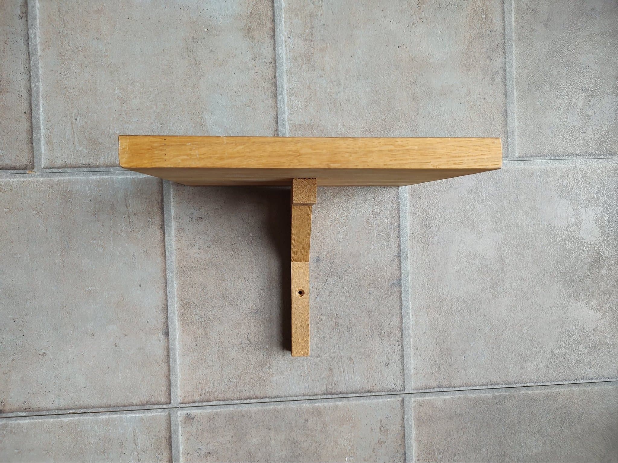 Hyllplan i trä ek med konsol