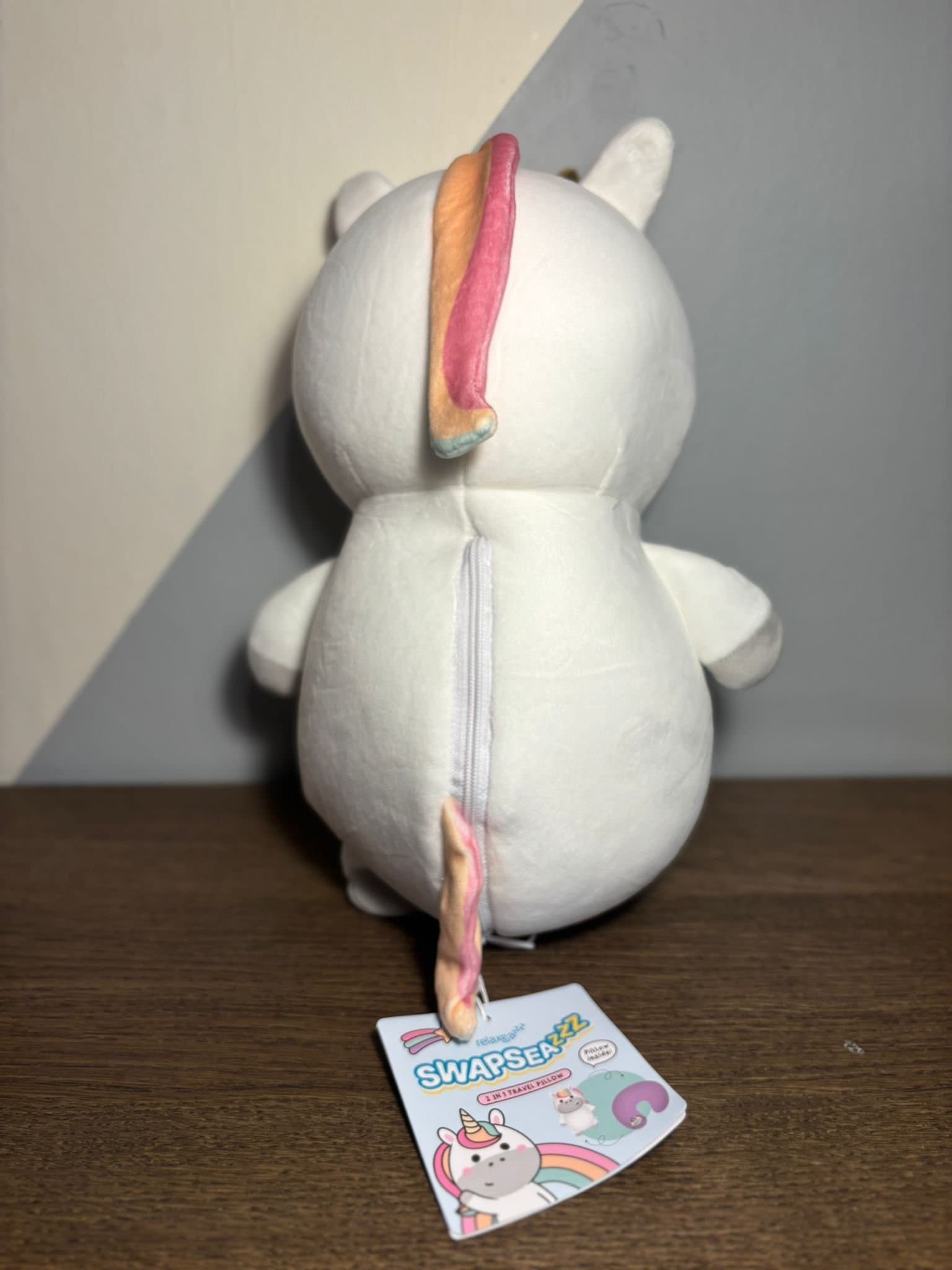 Swapseazzz Adoracorns Enhörning – 2-i-1 Plysch Resekudde & Leksak