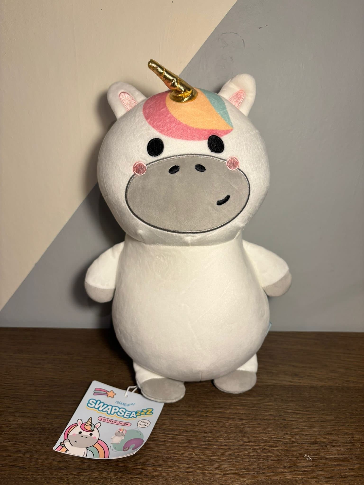 Swapseazzz Adoracorns Enhörning – 2-i-1 Plysch Resekudde & Leksak