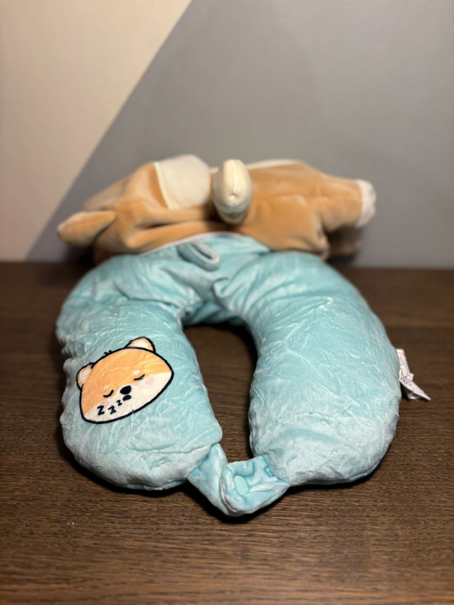 Swapseazzz Adoramals Shuggs the Shiba Inu – 2-i-1 Plysch Resekudde & Leksak