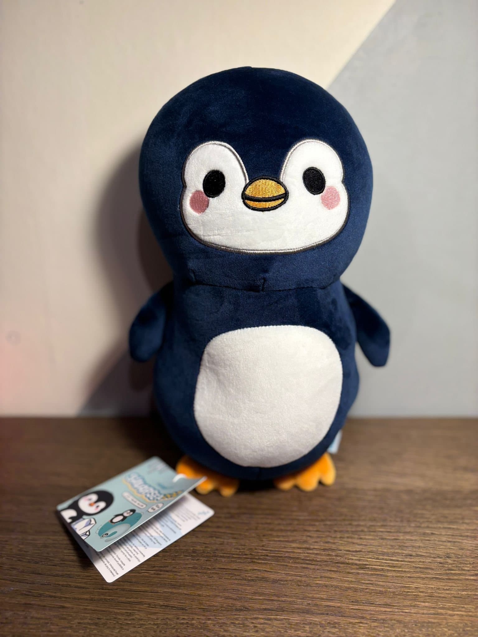 Swapseazzz Adoramals Ocean Pingvin – 2-i-1 Plysch Resekudde & Leksak