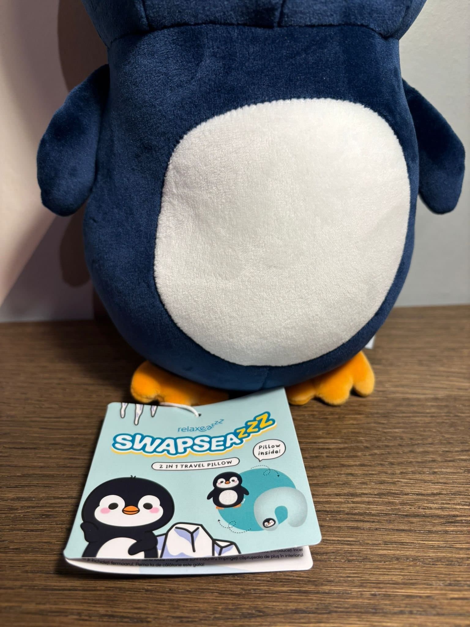 Swapseazzz Adoramals Ocean Pingvin – 2-i-1 Plysch Resekudde & Leksak