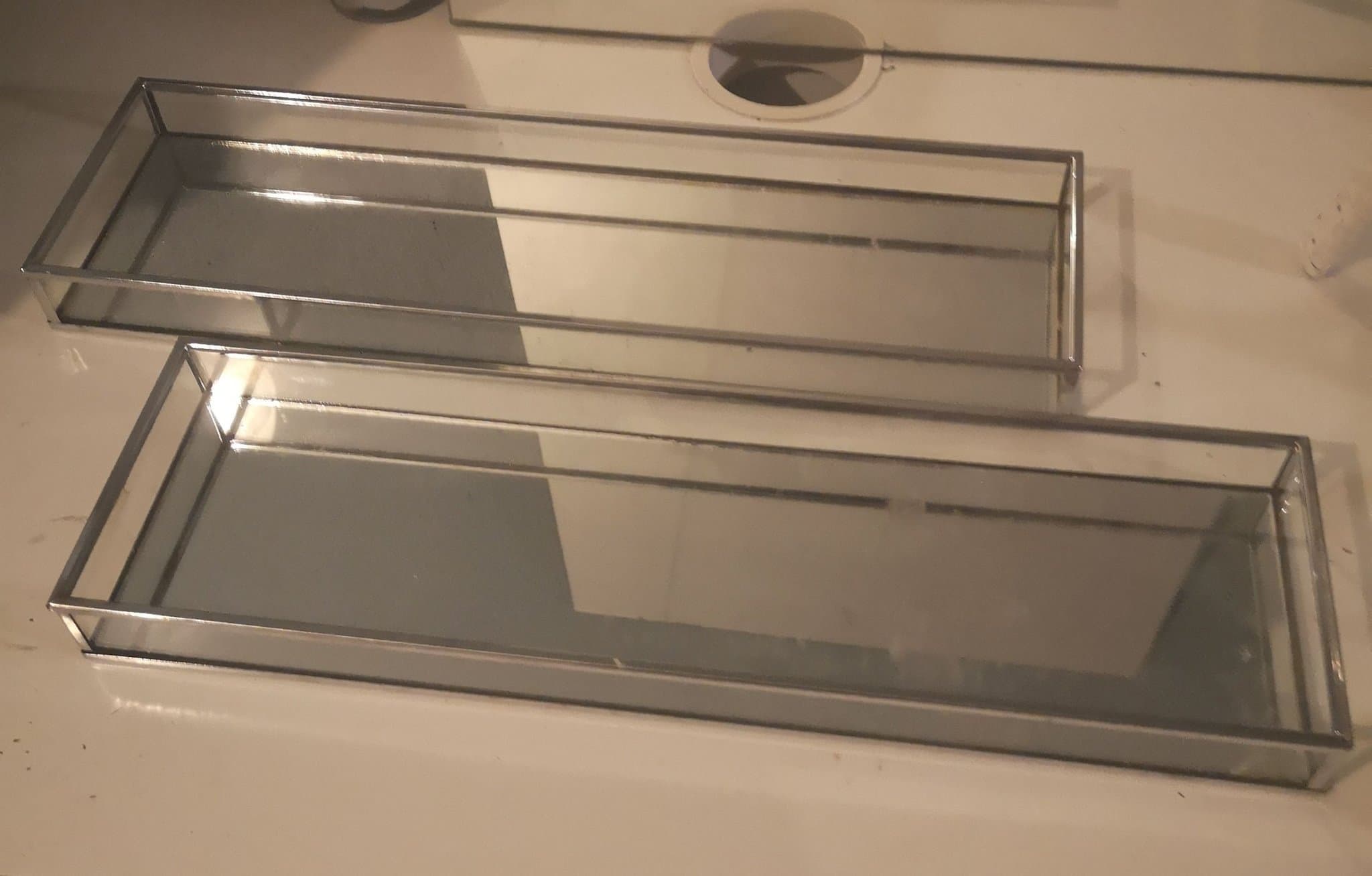 Två avlånga spegelbrickor