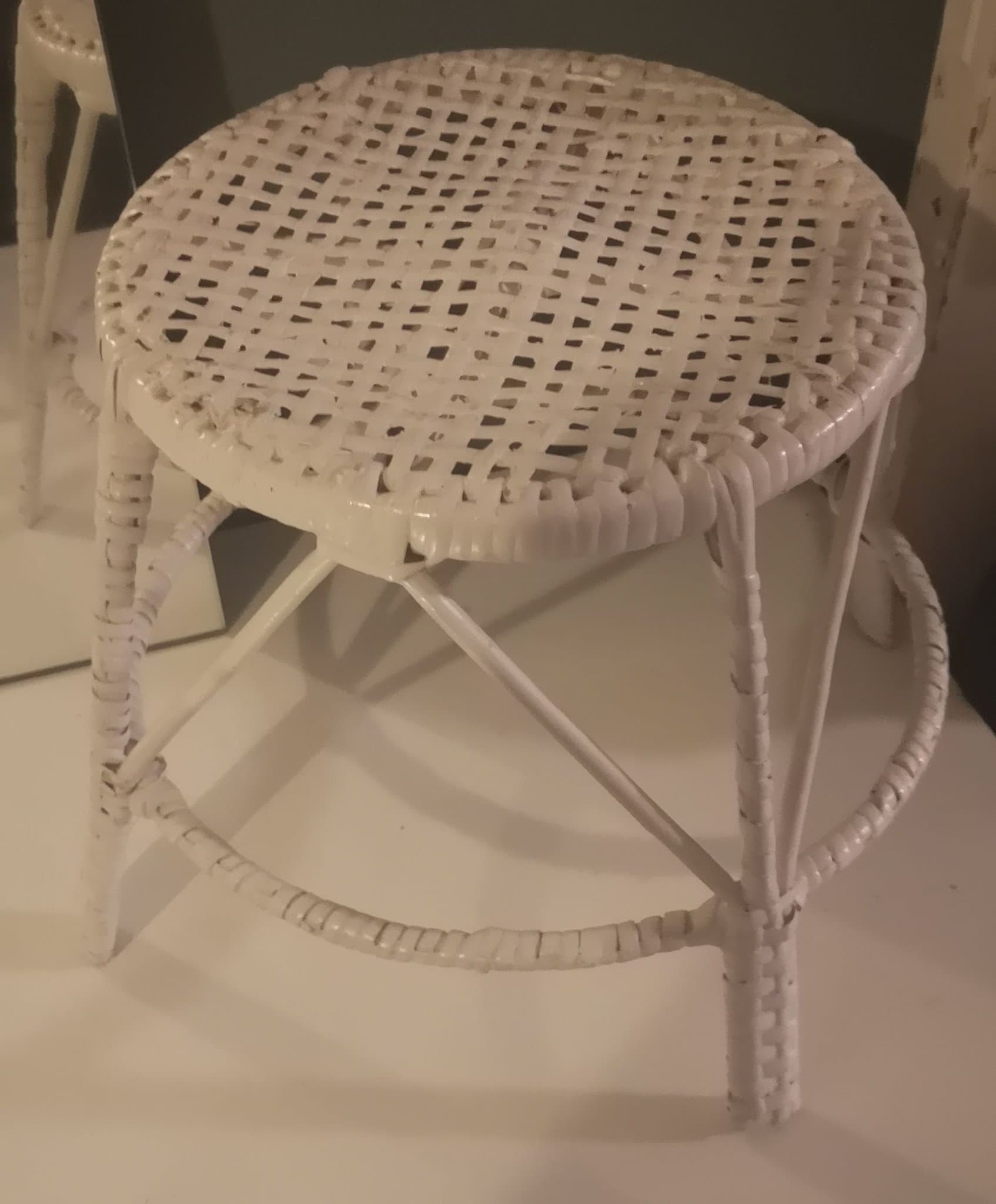 Vit rottingpall/blom piedestal