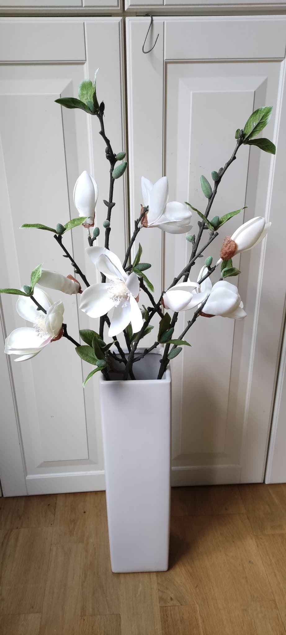 Lättplacerad, vacker växt i kruka med naturtroget utseende. Konstgjord