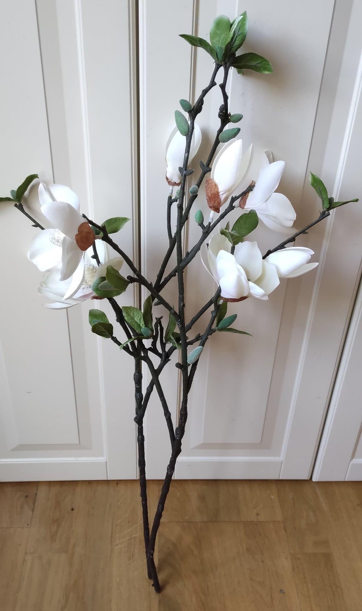 Lättplacerad, vacker växt i kruka med naturtroget utseende. Konstgjord