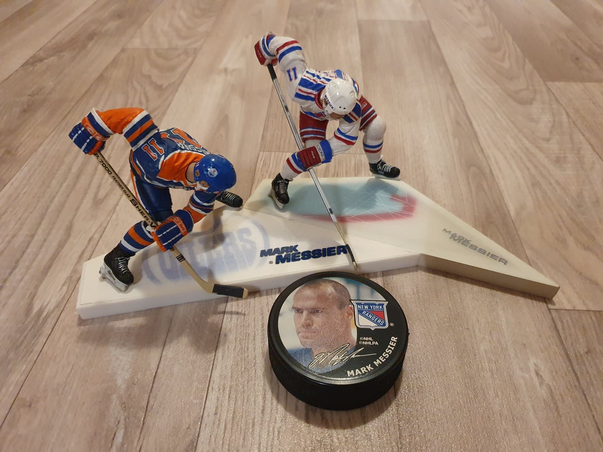 2 ishockeyfigurer och ishockeypuck med autograf av Mark Messier