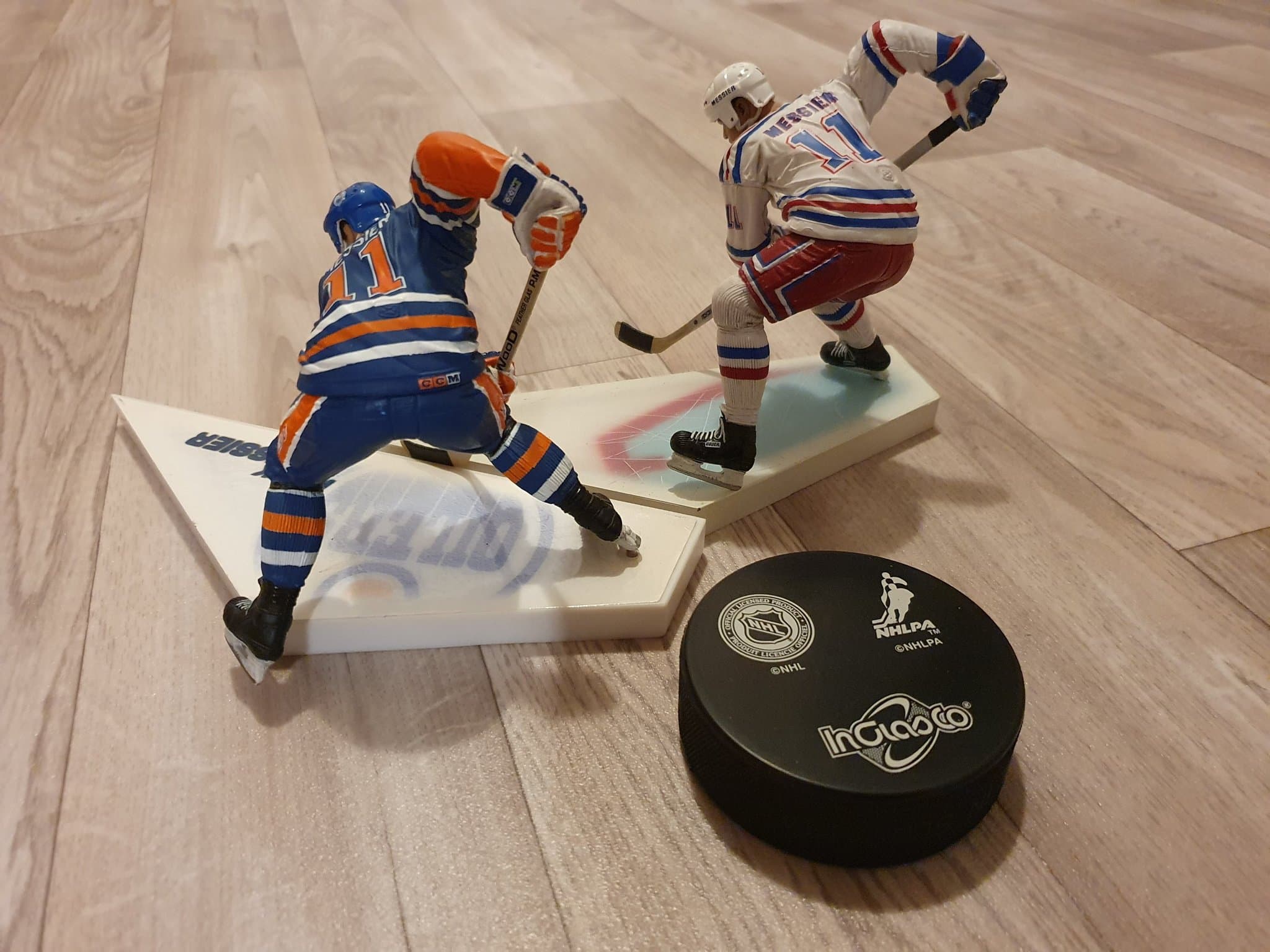 2 ishockeyfigurer och ishockeypuck med autograf av Mark Messier