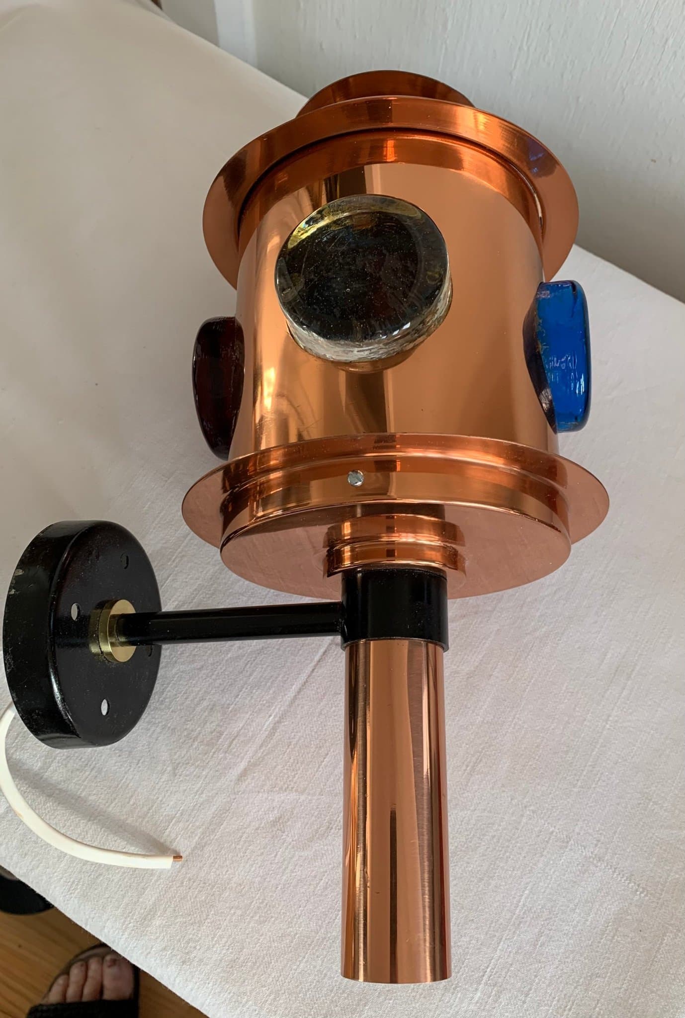 Ytterbelysning i massiv koppar och med glaspuckar i olika färger.