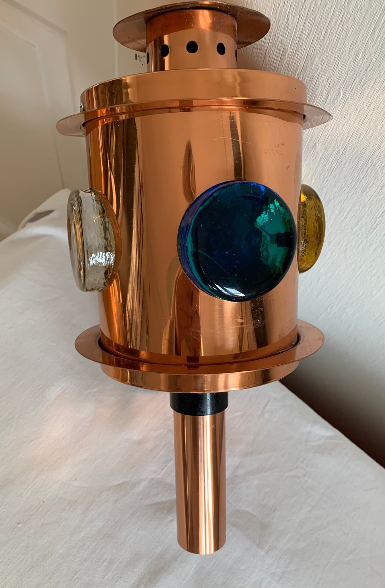 Ytterbelysning i massiv koppar och med glaspuckar i olika färger.