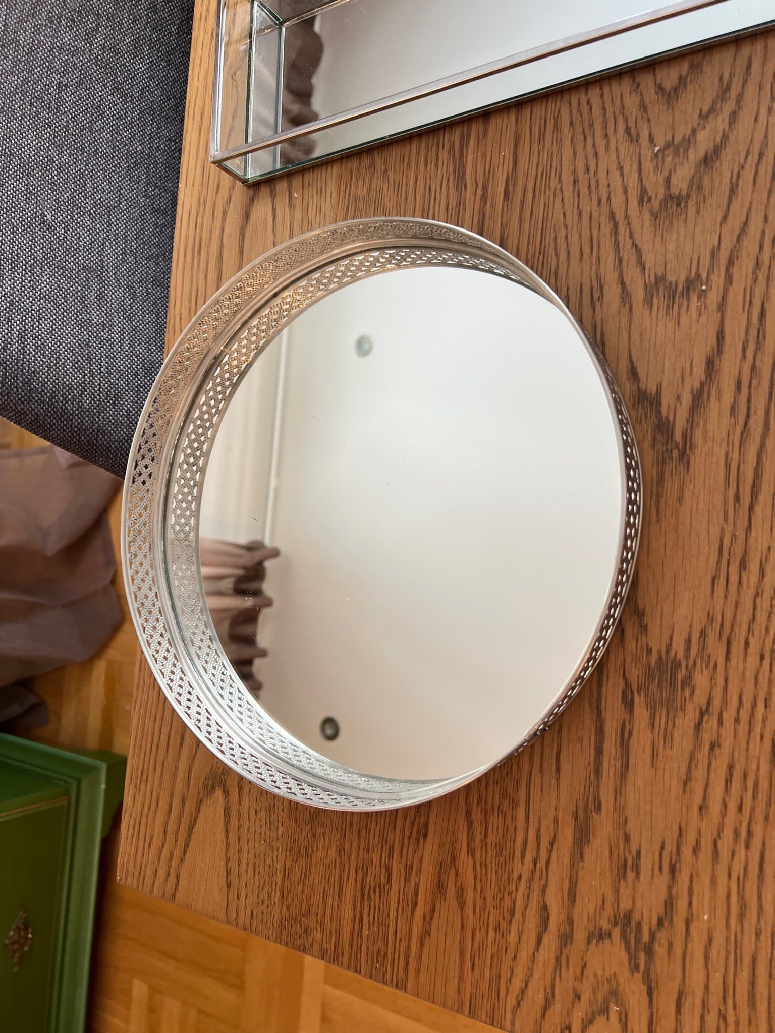 Rund spegelbricka med silverfärgad kant från rusta