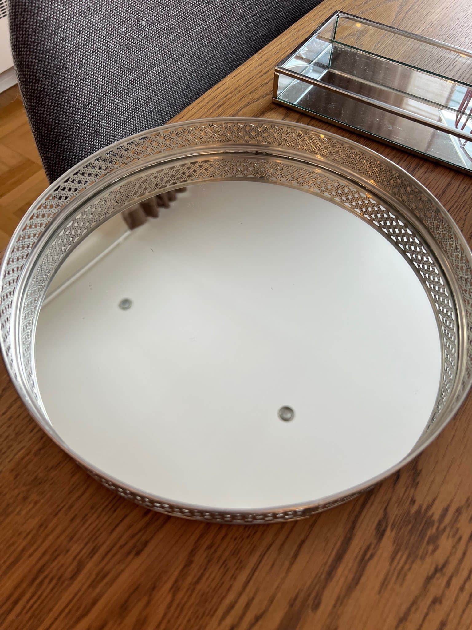 Rund spegelbricka med silverfärgad kant från rusta