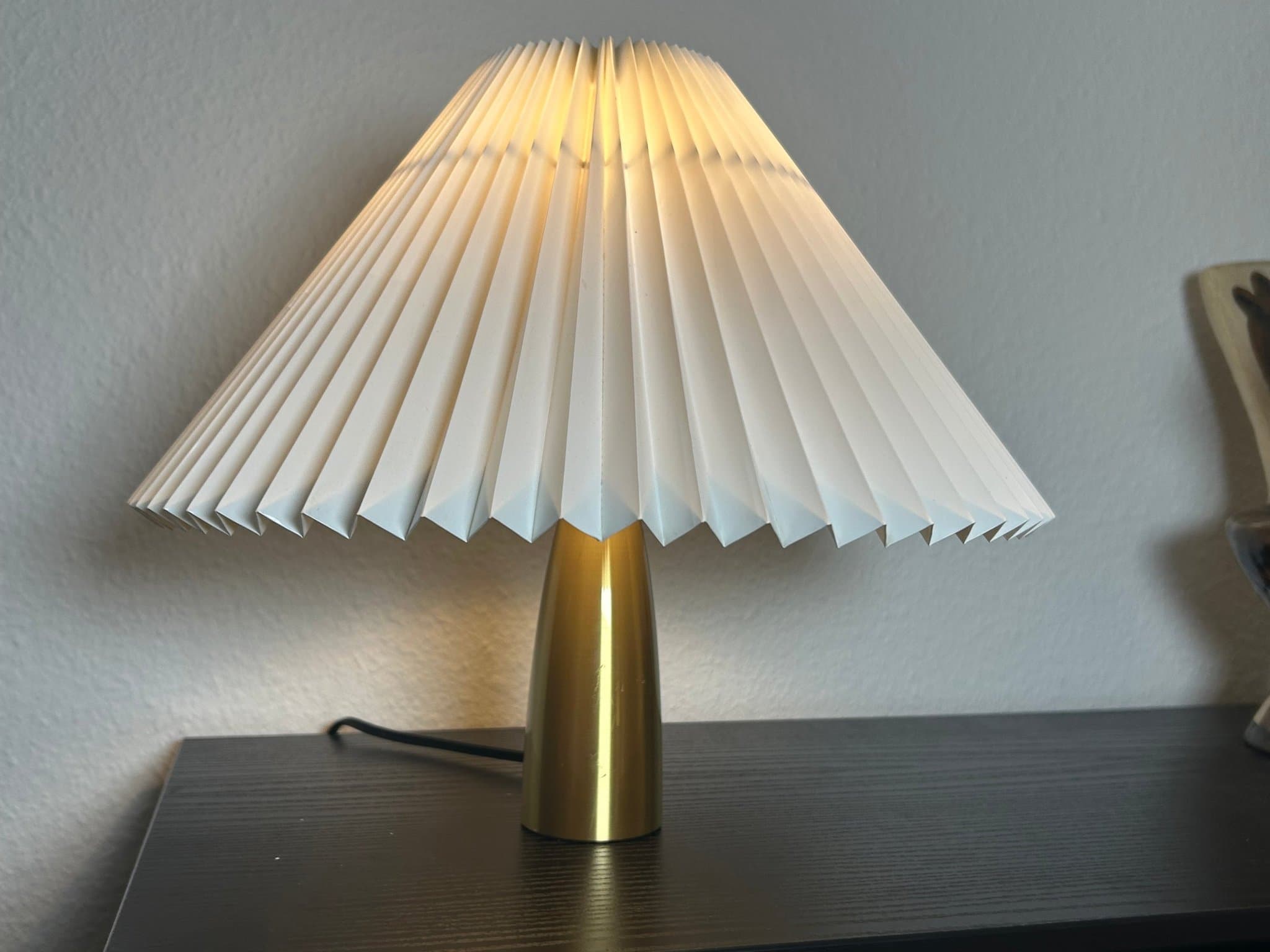 Le Klint 375 bordslampa i mässing med original Le Klint-skärm – dansk design
