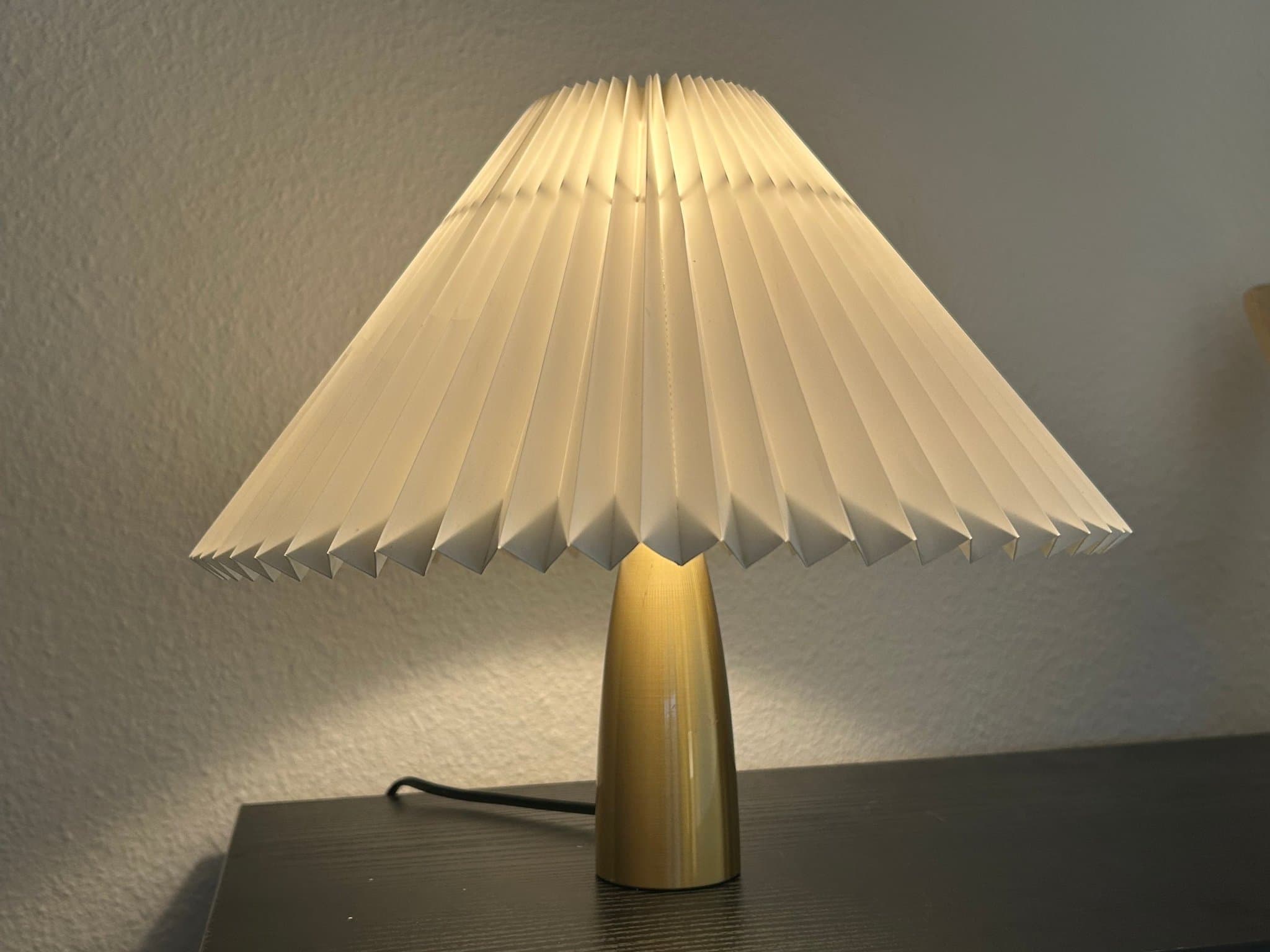 Le Klint 375 bordslampa i mässing med original Le Klint-skärm – dansk design