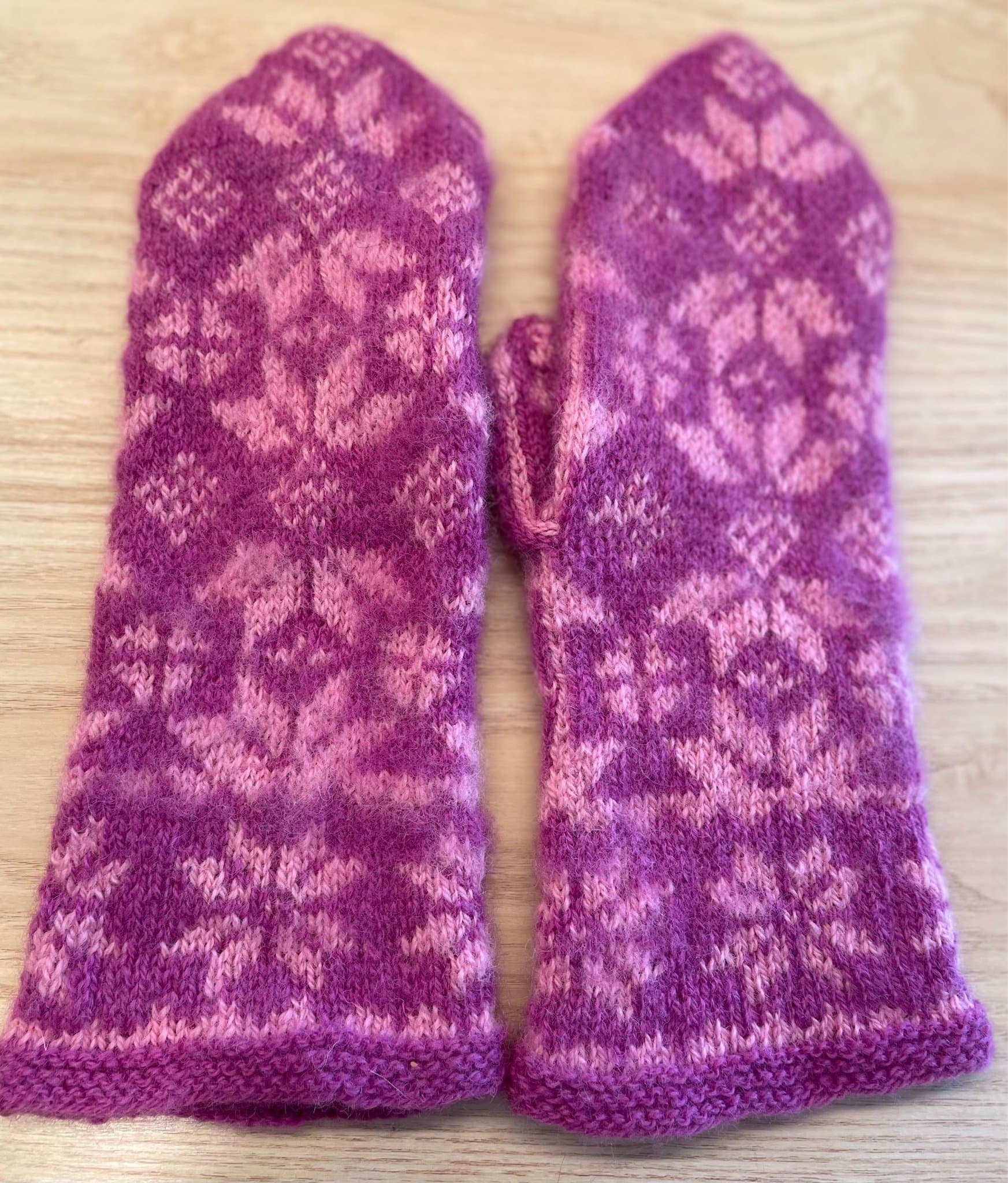 Handstickade ullvantar, rosa nyanser