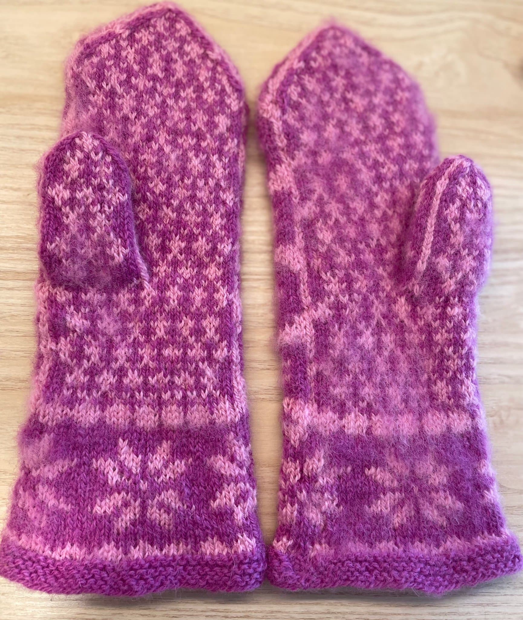 Handstickade ullvantar, rosa nyanser