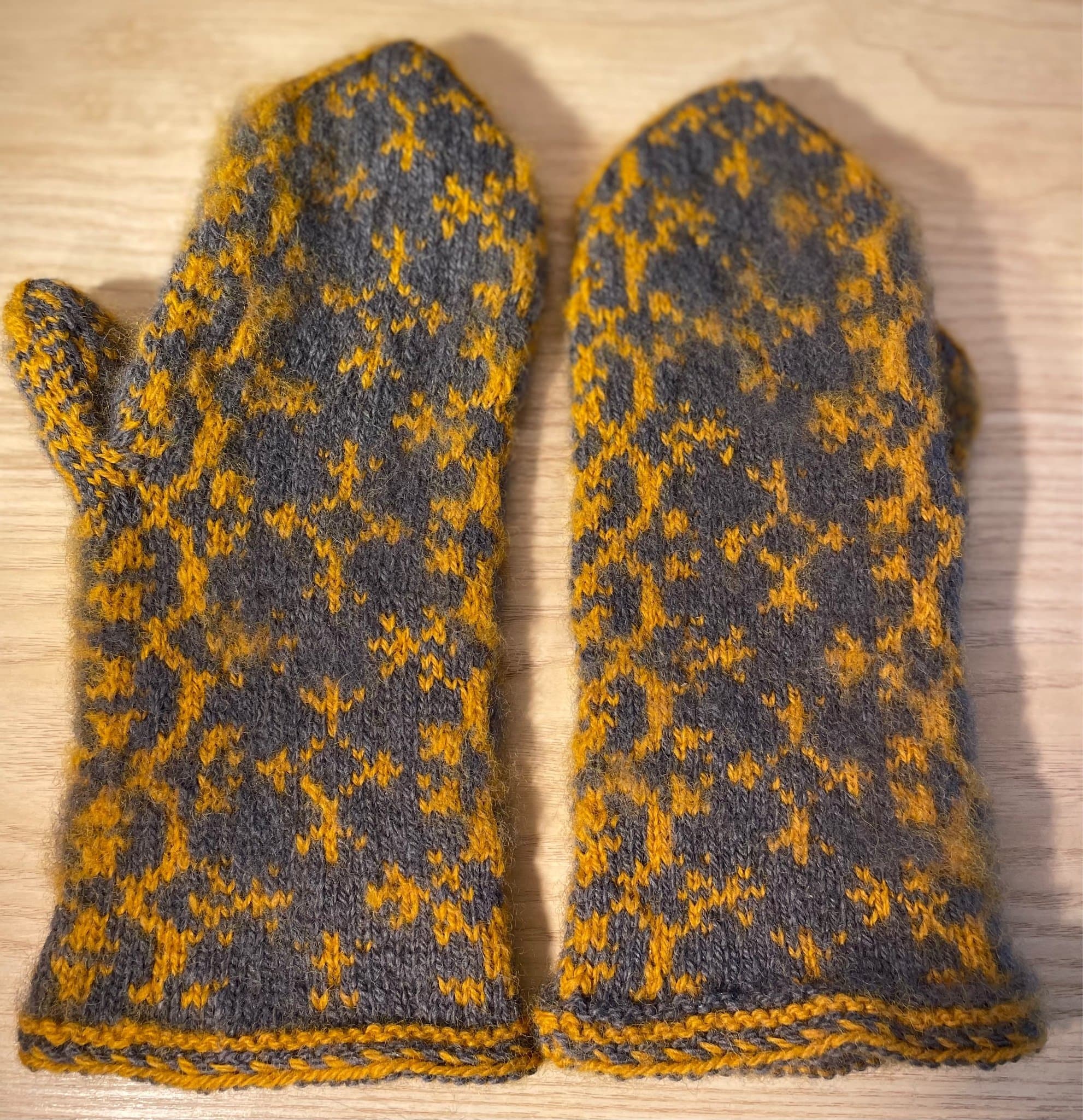 Handstickade ullvantar, gult mönster på grå botten