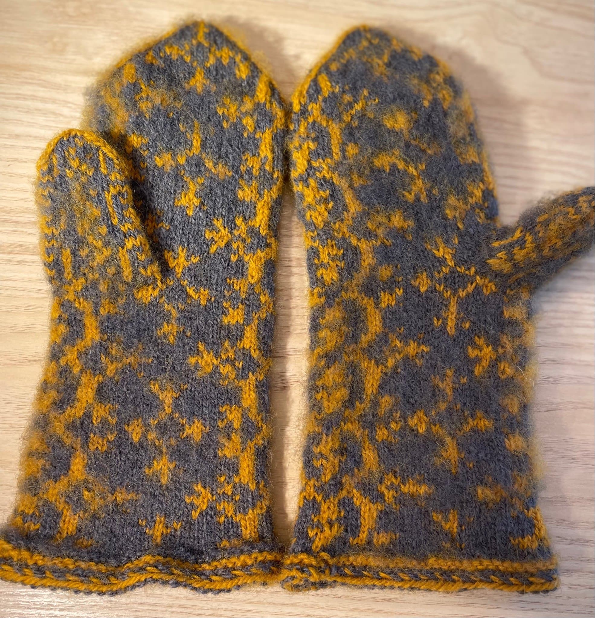Handstickade ullvantar, gult mönster på grå botten