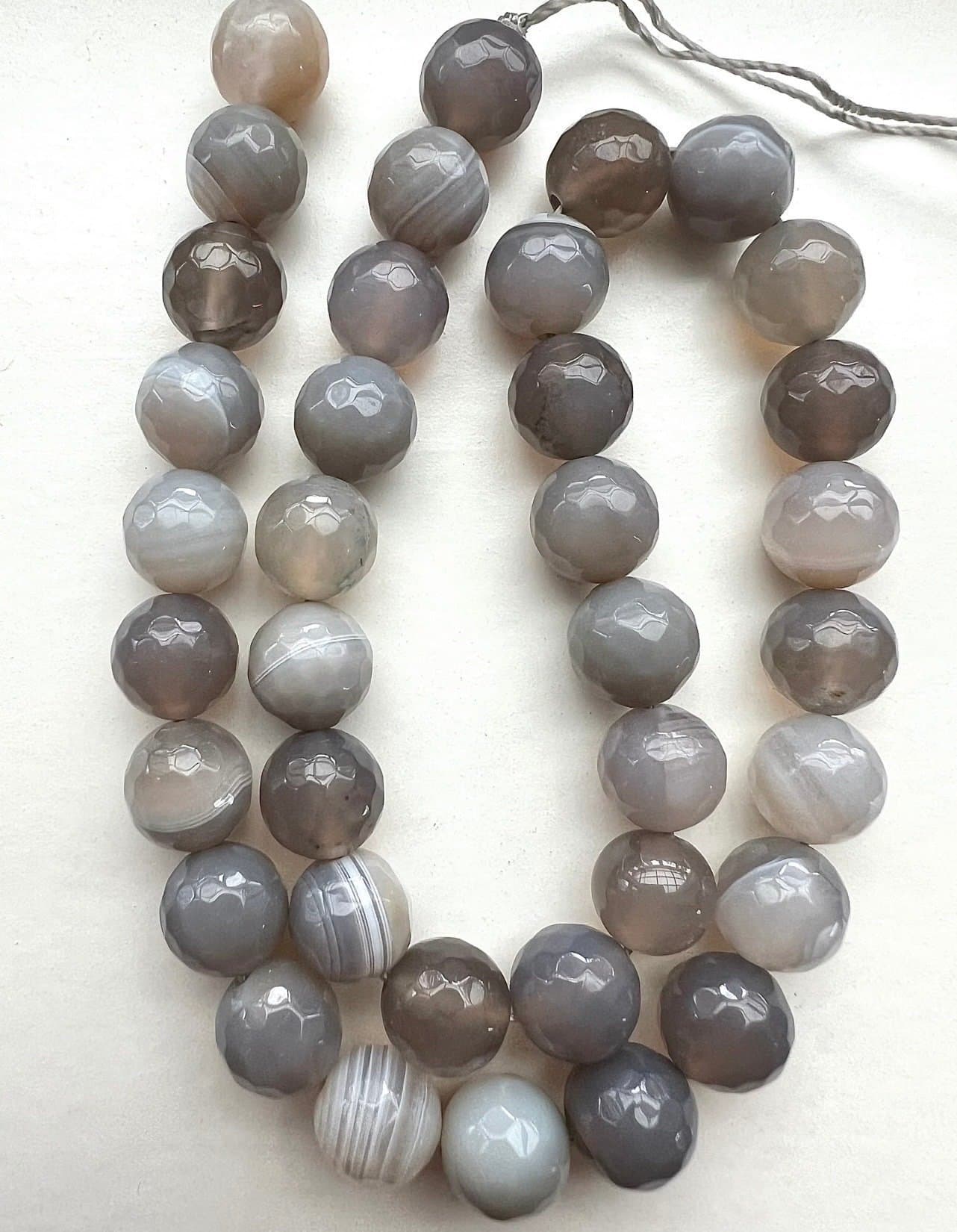 Sista exet grå agat 8 mm, en sträng (cirka 46 st)