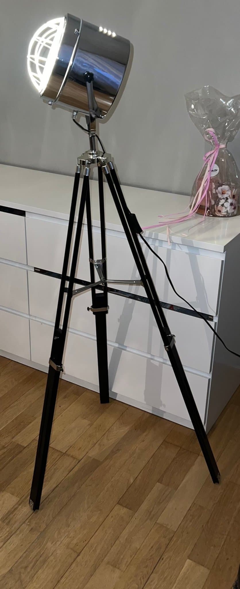 Golvlampa i metall och trä,strålkastar modell.