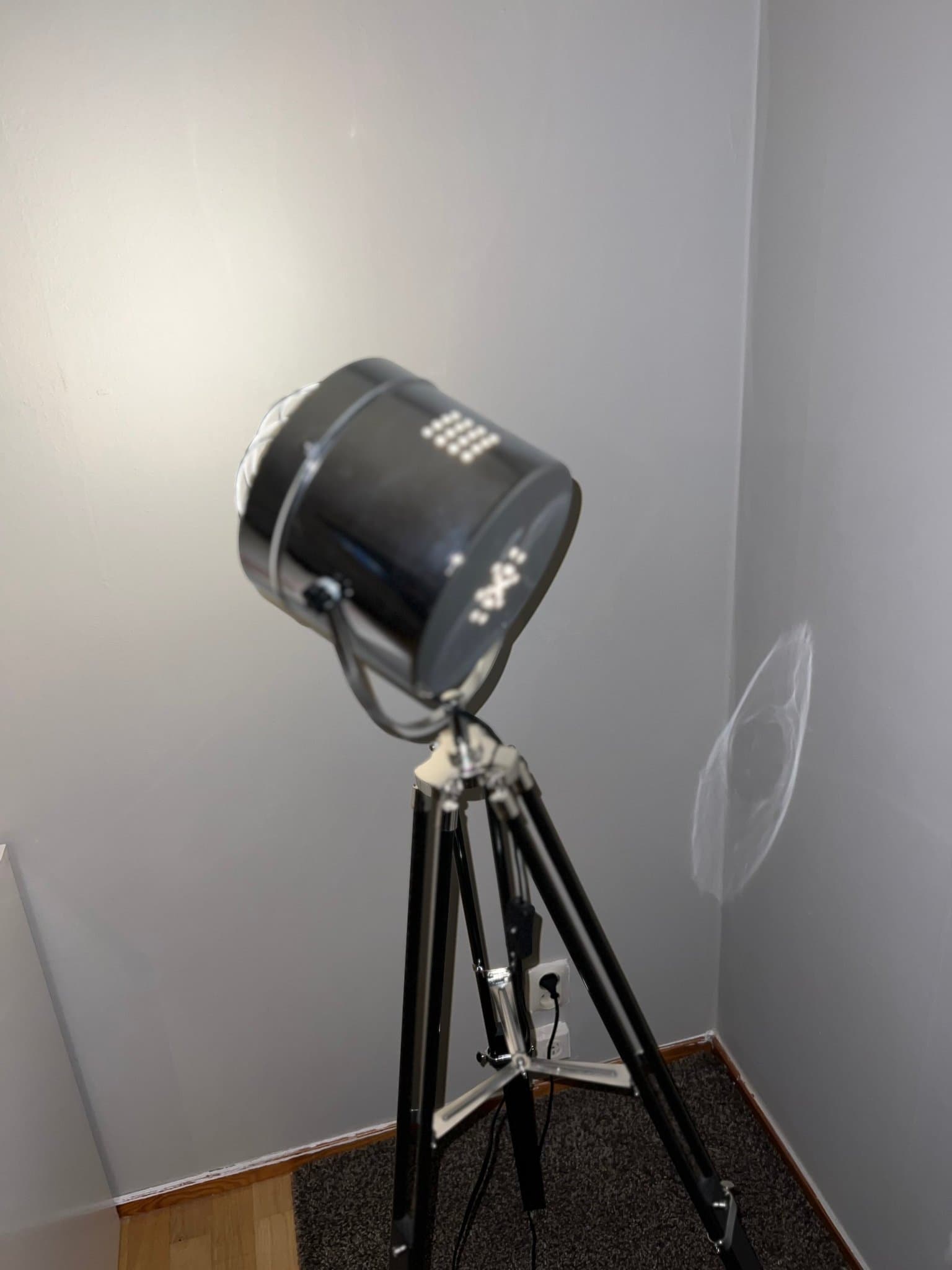 Golvlampa i metall och trä,strålkastar modell.