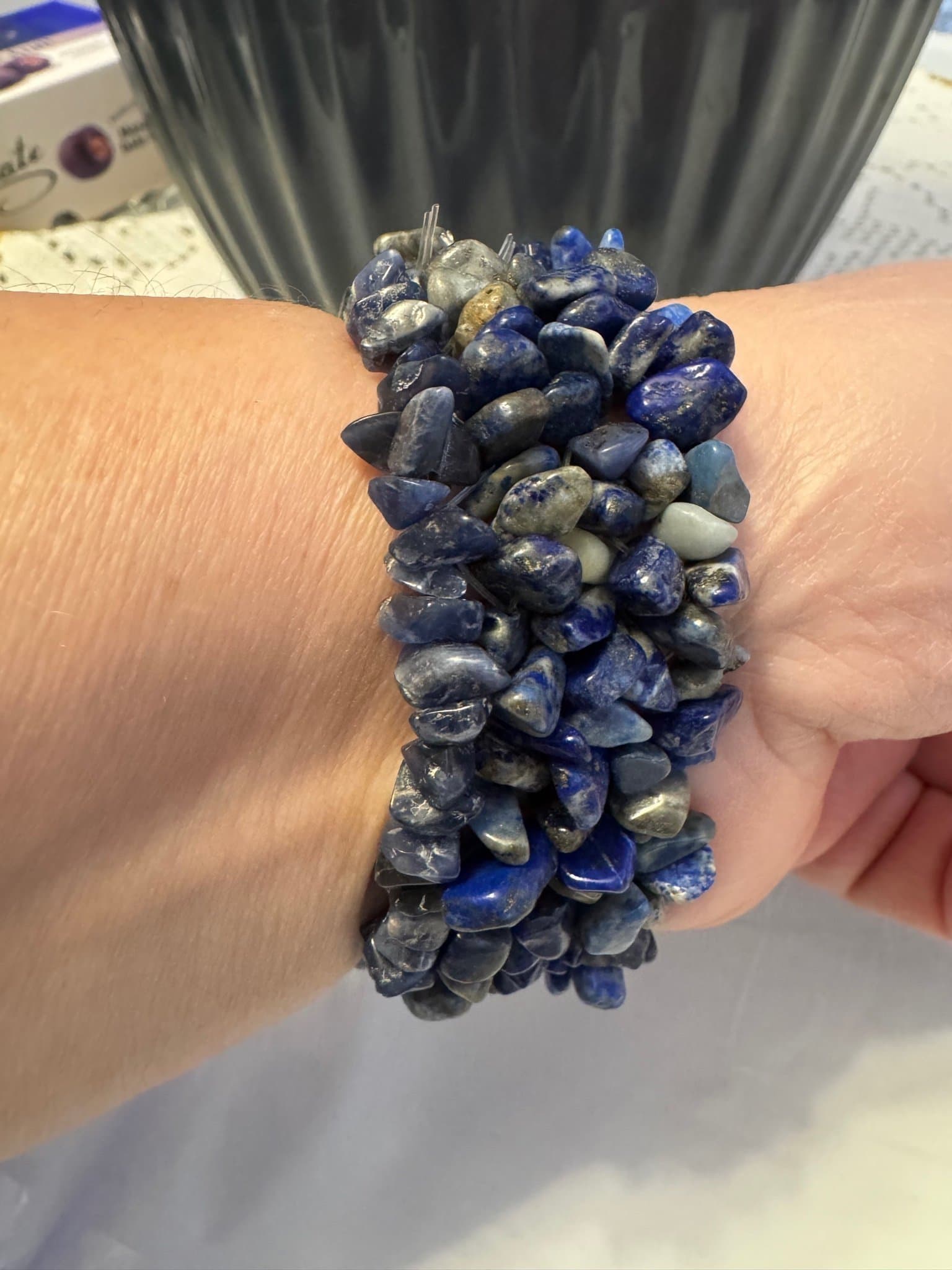 Armband med lapis lazuli stenar